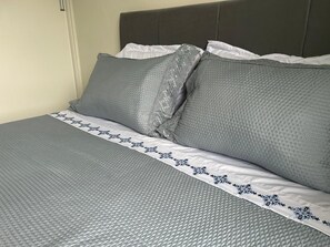 2 quartos, ferros/tábuas de passar roupa, acesso à internet