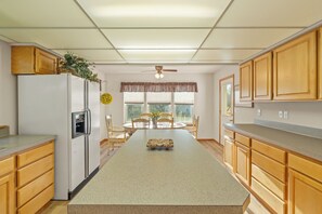 Dining - Serene Country Retreat Just Minutes from Town (Elma)