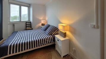 Een strijkplank/strijkijzer, reisbedje, gratis wifi