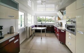 Fridge, microwave, oven, stovetop - Lovely home in Thun-Saint-Martin with WiFi (Thun-Saint-Martin)