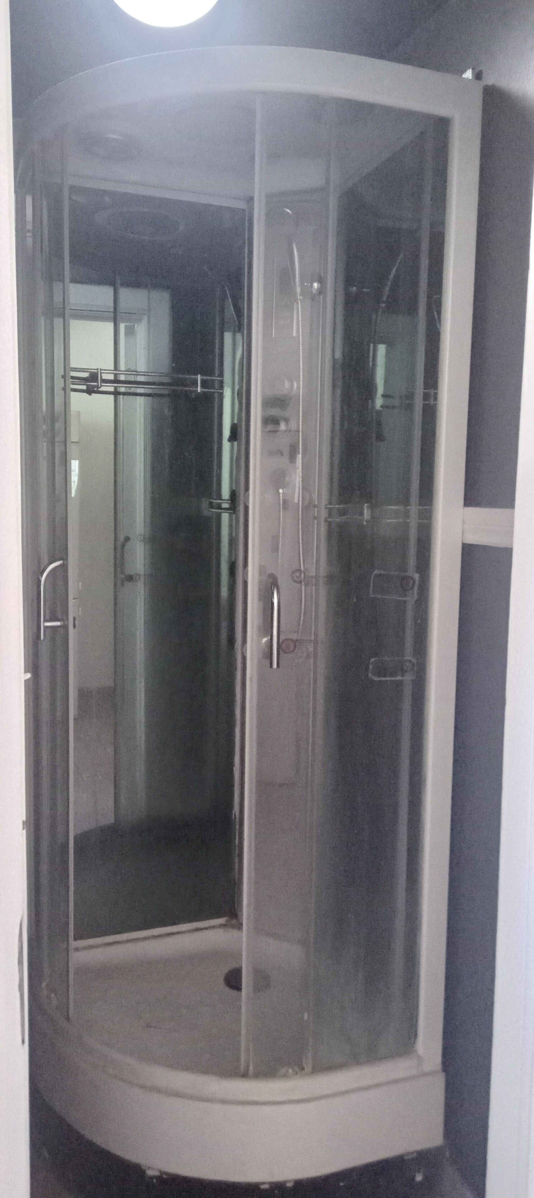 Chuveiro, sabonete, papel higiênico 