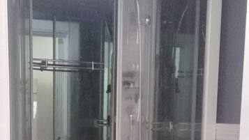 Chuveiro, sabonete, papel higiênico