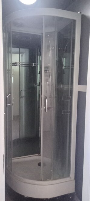 Chuveiro, sabonete, papel higiênico 