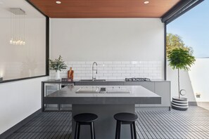 Køleskab, mikrobølgeovn, ovn, kogeplade