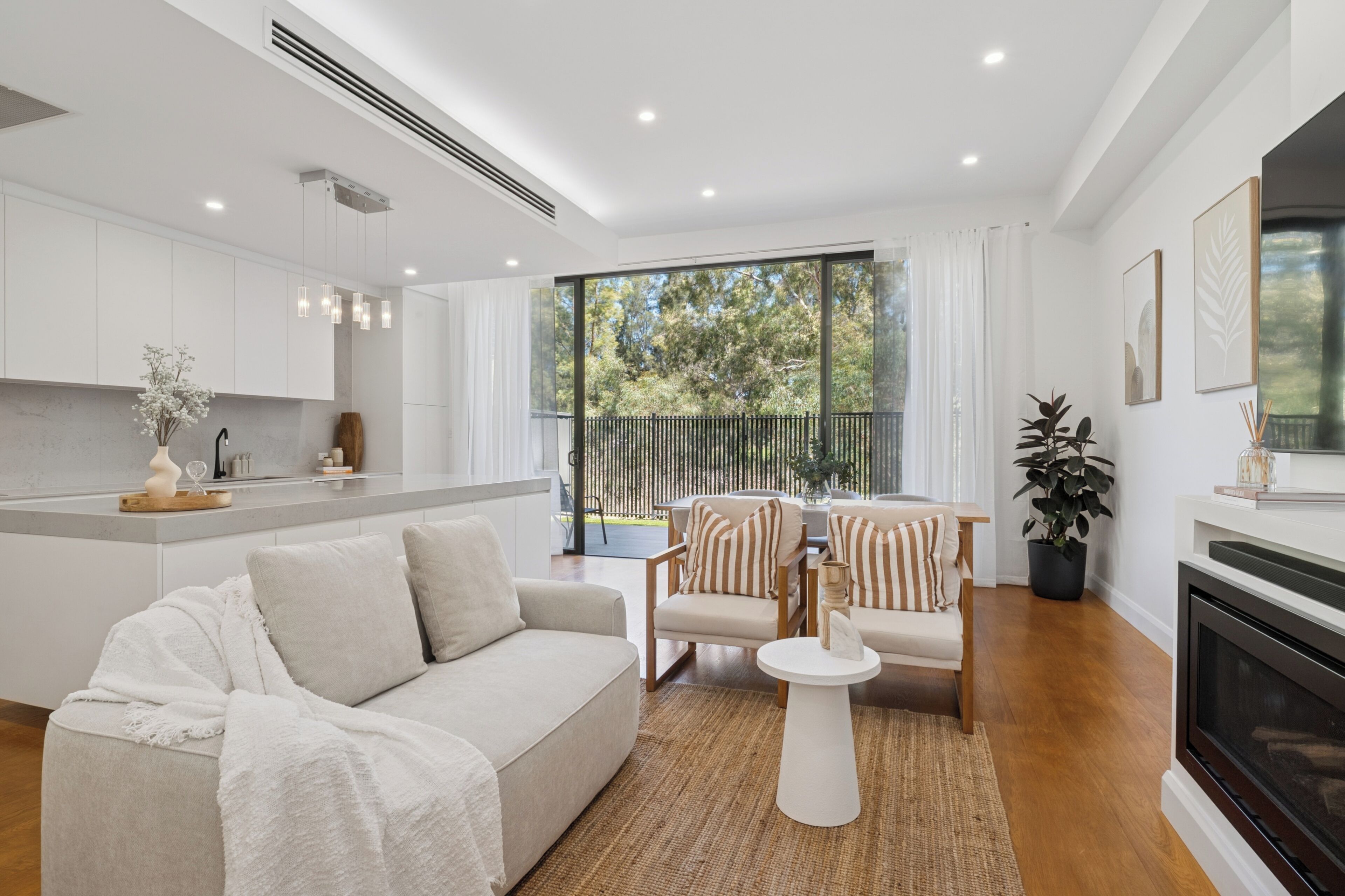 Smart-tv, een open haard, een tafeltennistafel en een stereo