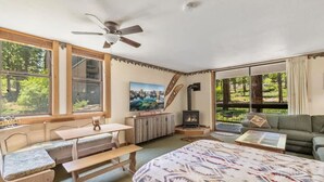 A cozy room with a bed, a sofa, a dining table, and a fireplace. - Northstar Studio near village and slopes (Truckee)