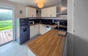 Wasserkocher mit Kaffee-/Teezubehör, Kühlschrank, Mikrowelle, Ofen