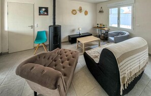 Televisión y chimenea 