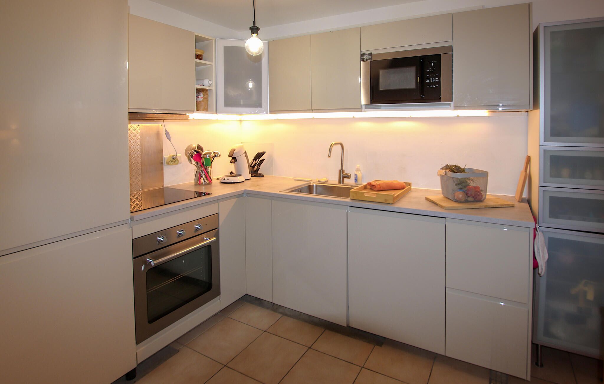 Kjøleskap, ovn, kokeplater og oppvaskmaskin