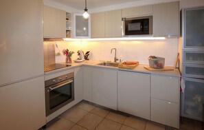Fridge, microwave, oven, stovetop - 3 bedroom gorgeous home in Sollies Pont (Sollies Pont)