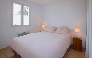 3 habitaciones, tabla de planchar con plancha y cuna de viaje 