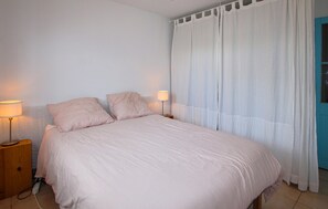 3 bedrooms, iron/ironing board, travel cot, free WiFi - 3 bedroom gorgeous home in Sollies Pont (Sollies Pont)