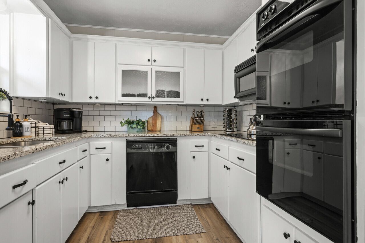 Køleskab, mikrobølgeovn, ovn, kogeplade