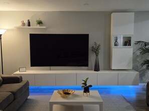 Smart TV, books - Clean, cozy and modern house, few minutes to the Airport, beaches and malls. (Dania Beach)