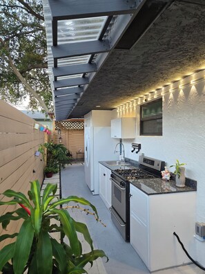 Fridge, microwave, oven, stovetop - Clean, cozy and modern house, few minutes to the Airport, beaches and malls. (Dania Beach)