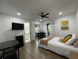 2 bedrooms, desk, iron/ironing board, free WiFi - Clean, cozy and modern house, few minutes to the Airport, beaches and malls. (Dania Beach)