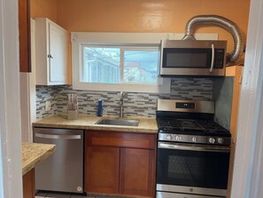 Private kitchen - Newly furnished near lake merrit, new Chinatown - 30 days minimum (Oakland)