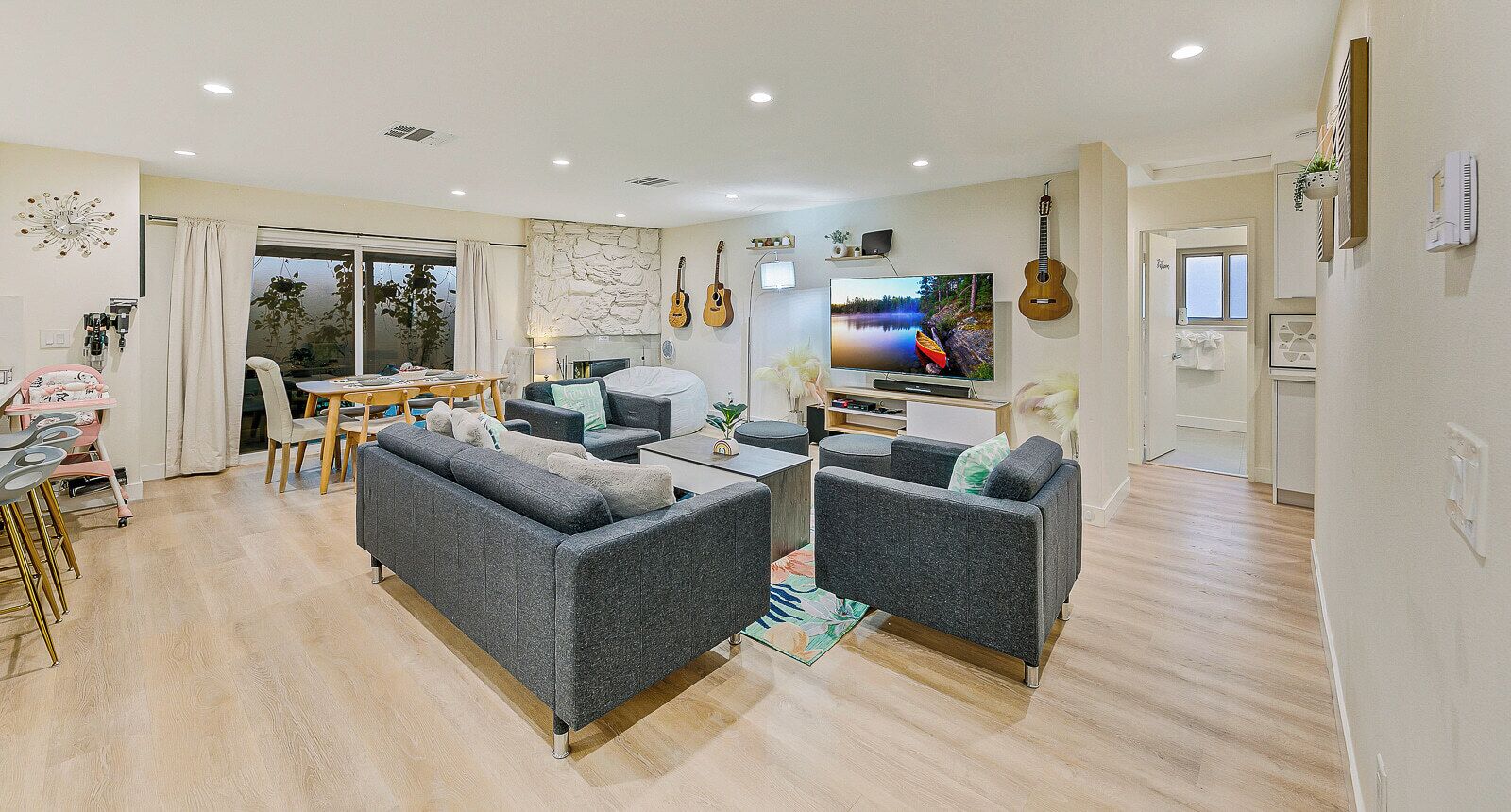 TV connectée, cheminée, chaîne hi-fi