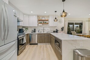 Fridge, microwave, oven, stovetop - 20 min to Disneyland, 7 min to Bella Terra Spacious Family Home Near All the Fun (Westminster)
