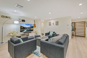 Smart TV, fireplace, books, stereo - 20 min to Disneyland, 7 min to Bella Terra Spacious Family Home Near All the Fun (Westminster)