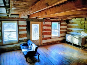 Smart TV - Secluded Rustic Cabin Escape on 5 Private Acres – Near Berryville and River (Berryville)