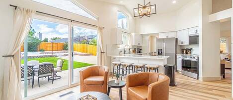 House, Multiple Beds, Patio, Garden View (1059 Chesterfield) | Interior