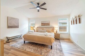 Casa, várias camas, varanda, vista para o jardim (1059 Chesterfield) | 3 quartos, ferros/tábuas de passar roupa, roupa de cama