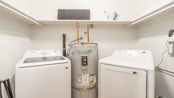 Hus - 1 queensize-seng med sovesofa - køkken - udsigt til have (732 Vine) | Interiør