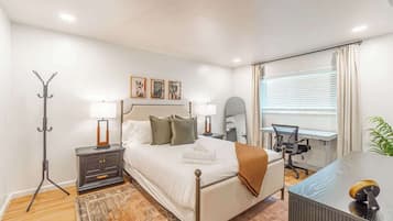 Hus - 1 queensize-seng med sovesofa - køkken - udsigt til have (732 Vine) | 1 soveværelse, strygejern/strygebræt, sengetøj