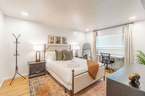Casa, 1 cama Queen e sofá-cama, cozinha, vista para o jardim (732 Vine) | 1 quarto, ferros/tábuas de passar roupa, roupa de cama