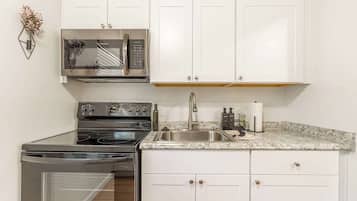 House, 1 Queen Bed with Sofa bed, Kitchen, Garden View (732 Vine) | Private kitchen