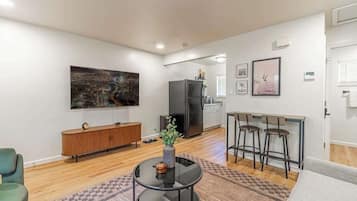 Hus - 1 queensize-seng med sovesofa - køkken - udsigt til have (732 Vine) | Opholdsområde