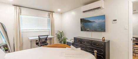 Casa, 1 letto queen con divano letto, cucina, vista giardino (732 Vine) | 1 camera, ferro/asse da stiro, lenzuola