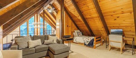 キャビン ベッド (複数台) パティオ (Tomahawk) | 2 室のベッドルーム、デスク