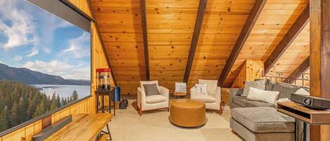 小屋, 多张床, 露台 (Tomahawk) | 起居区 | 壁炉