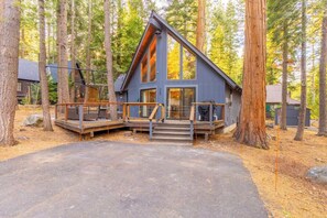 Exterior - Cozy Tahoma Cabin in the Pines Sleeps 6 + Pets (Tahoma)