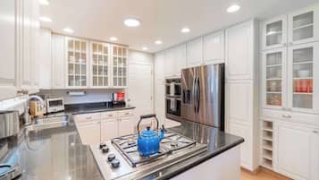 House, Multiple Beds, Patio, Garden View (Muse) | Private kitchen