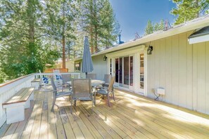 Outdoor dining - Truckee Mountain Retreat Family Friendly 3BR 2BA (Truckee)