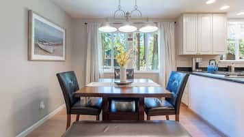 House, Multiple Beds, Patio, Garden View (Muse) | Dining