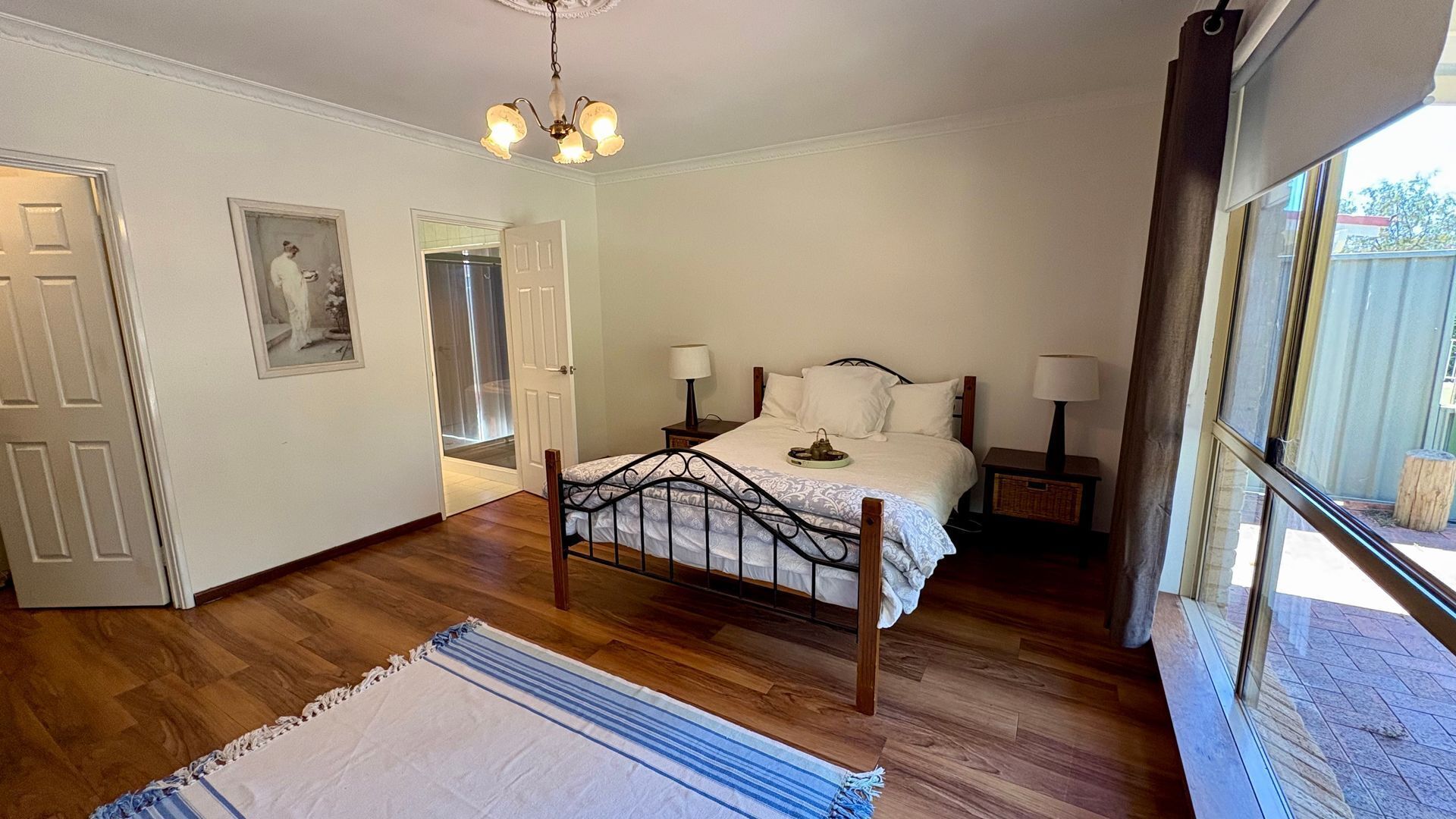 Travel crib, free WiFi, bed sheets