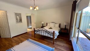 3 bedrooms, travel cot, free WiFi, bed sheets - Blossom View is a comfortable holiday home in the heart of Nannup (Nannup)