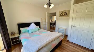 Travel crib, free WiFi, bed sheets