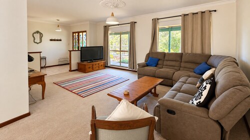 Blossom View is a comfortable holiday home in the heart of Nannup
