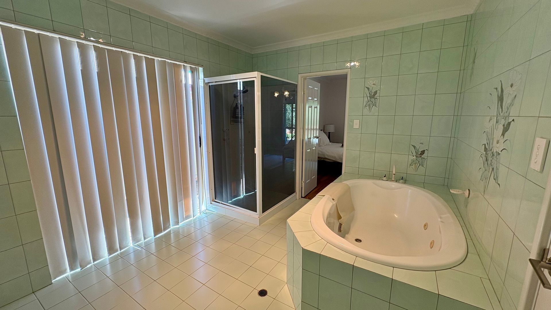 Een douche, een bubbelbad, handdoeken