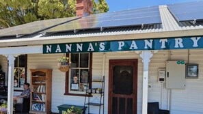 Une devanture de magasin avec une enseigne indiquant « L’ÉPICERIE DE NANNA ».