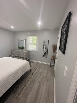 2 habitaciones, tabla de planchar con plancha, wifi y ropa de cama