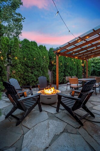 NW Chill Vibes - 3BD 2.5BA Corner Lux Haus with Covered Patio and Firepit