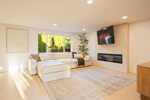 Smart TV, chimenea y estéreo 