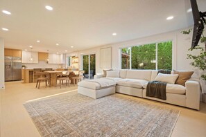 Smart TV, chimenea y estéreo 