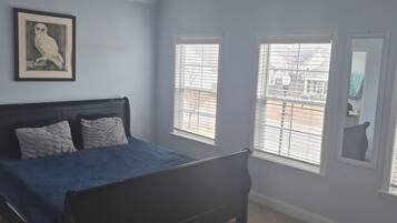 3 slaapkamers, een strijkplank/strijkijzer, gratis wifi, beddengoed